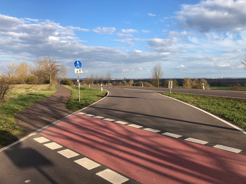 Markierter Radweg - Straßenbegleitend