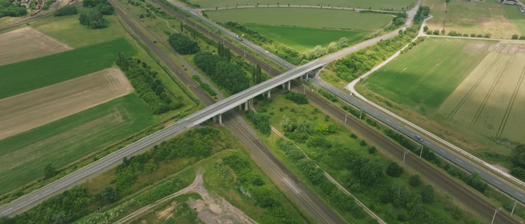 Ansicht von oben mit der Drohne über den zukünftigen Verlauf der Ortsumgehung