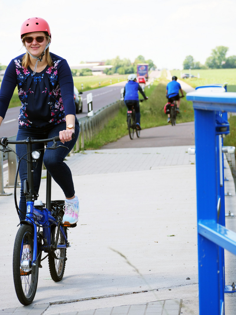 Radfahrerin auf einem Radweg